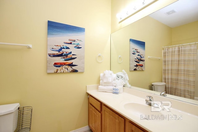 full bath with toilet, visible vents, a shower with shower curtain, and vanity