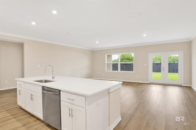 kitchen with stainless steel dishwasher, a sink, a kitchen island with sink, light wood finished floors, and ornamental molding