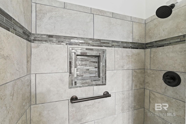 room details featuring a tile shower