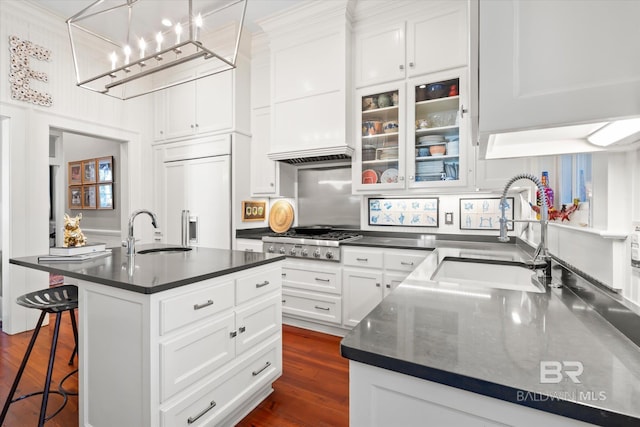 212 S Cedar St, Mobile, AL 36602 - kitchen with a sink, stainless steel gas cooktop, dark countertops, and a breakfast bar area