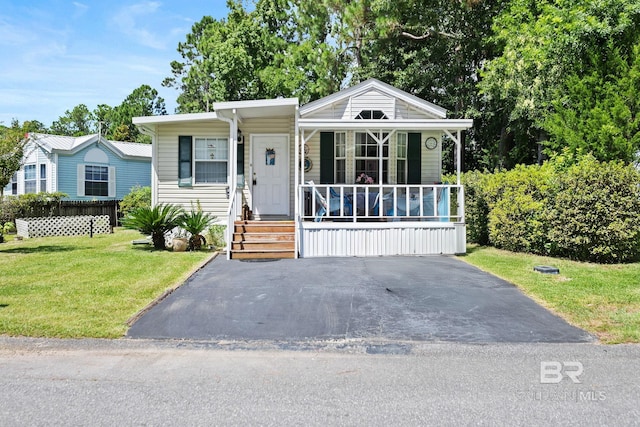 view of front of home featuring a front yard