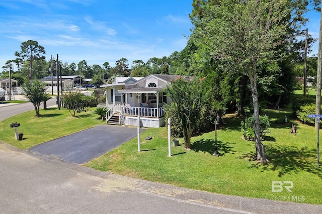 view of front of property featuring covered porch and a front lawn