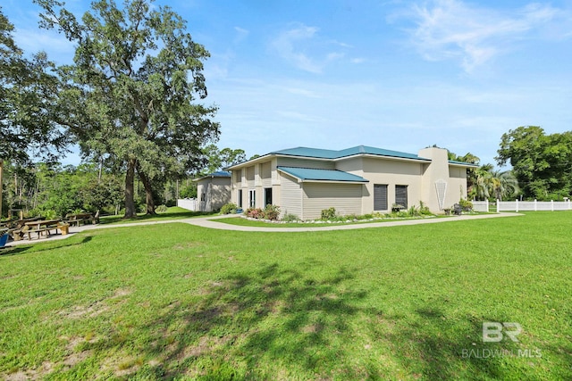 view of front facade with a front yard