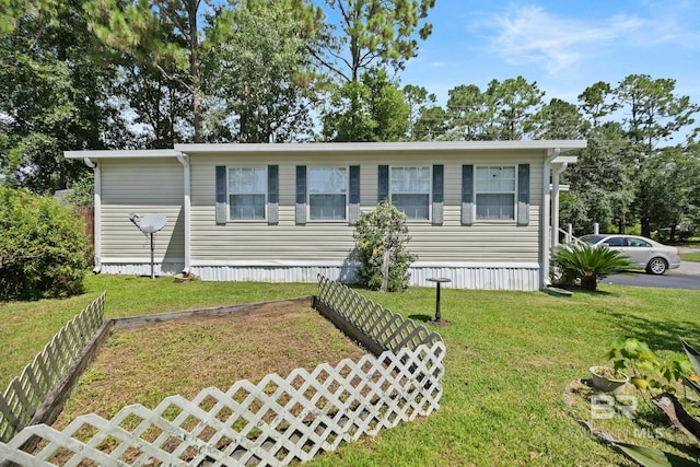 manufactured / mobile home with a front lawn