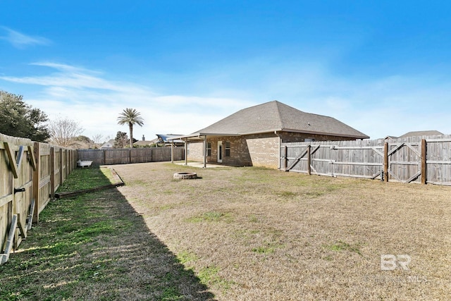 view of yard featuring a fire pit