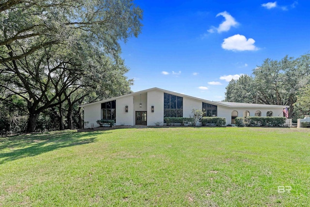 view of front facade with a front yard