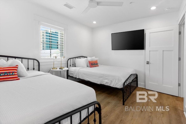 bedroom with recessed lighting, visible vents, wood finished floors, and ceiling fan