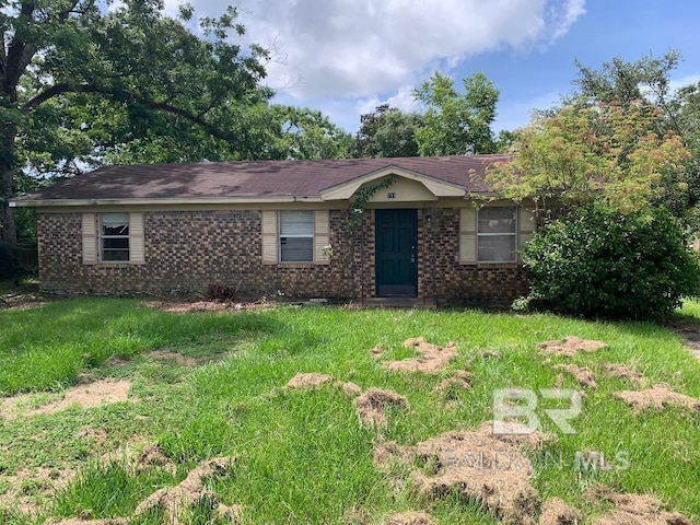 single story home featuring a front yard