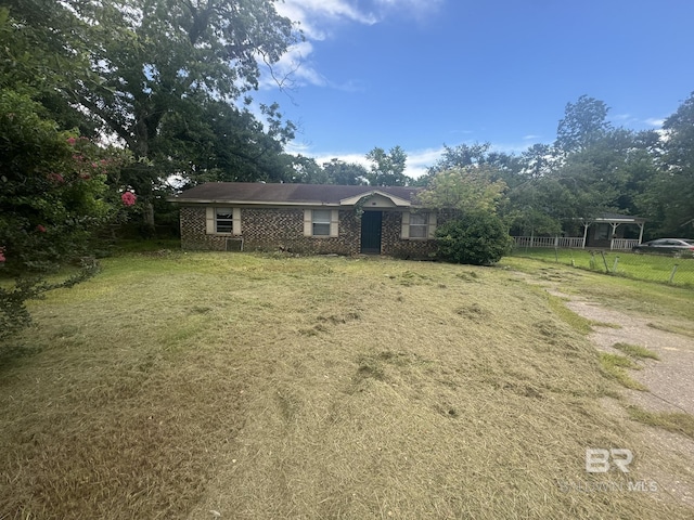 view of front facade featuring a front yard