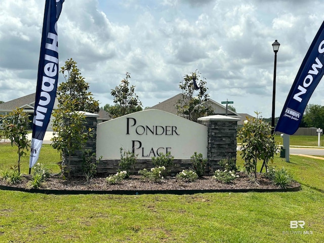 community / neighborhood sign featuring a yard