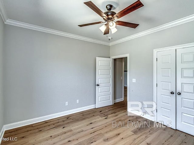 unfurnished room with baseboards, ceiling fan, and ornamental molding