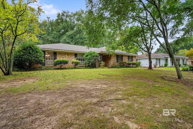 ranch-style house featuring a front lawn