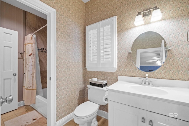 bathroom with shower / bath combo with shower curtain, toilet, wallpapered walls, baseboards, and vanity