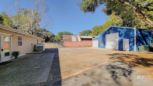 view of yard featuring a garage and an outdoor structure