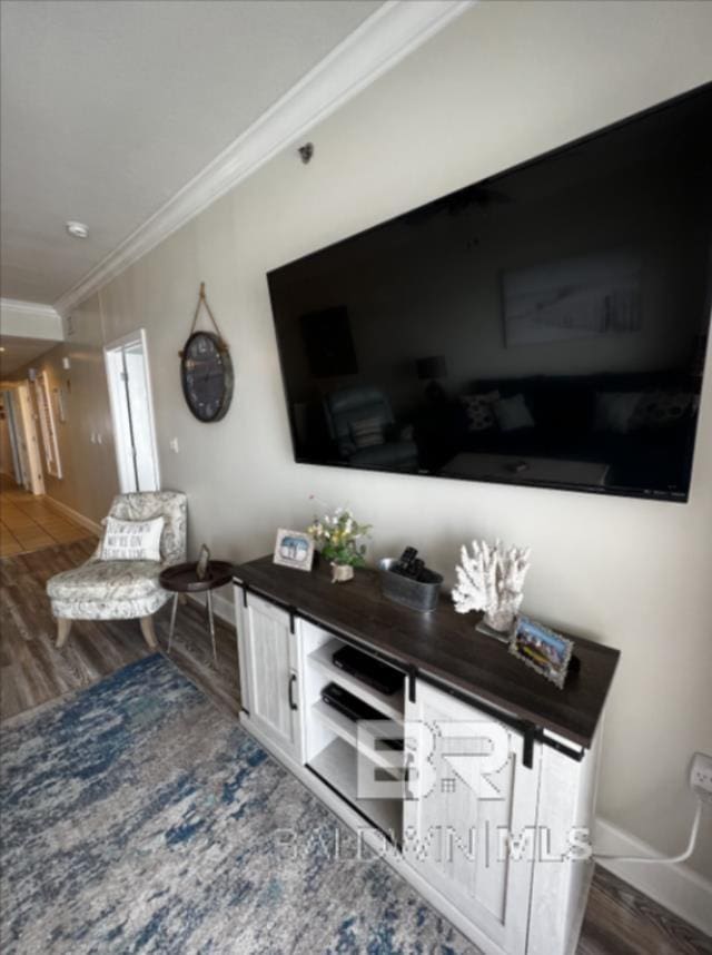 401 E Beach Blvd Unit 507, Gulf Shores, AL 36542 - living room featuring crown molding, wood finished floors, and baseboards