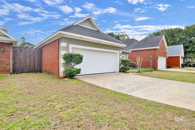 view of front facade featuring a front yard and a garage