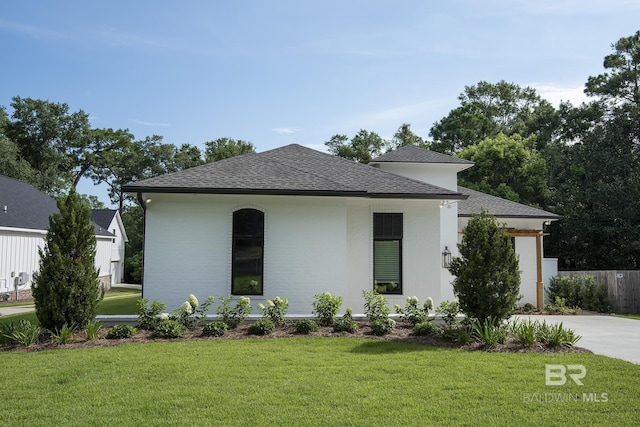 view of front of home featuring a front yard