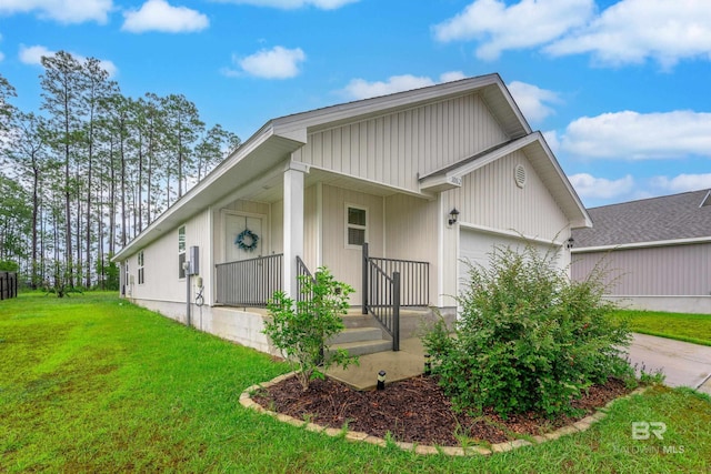 view of front facade with a front lawn and covered porch