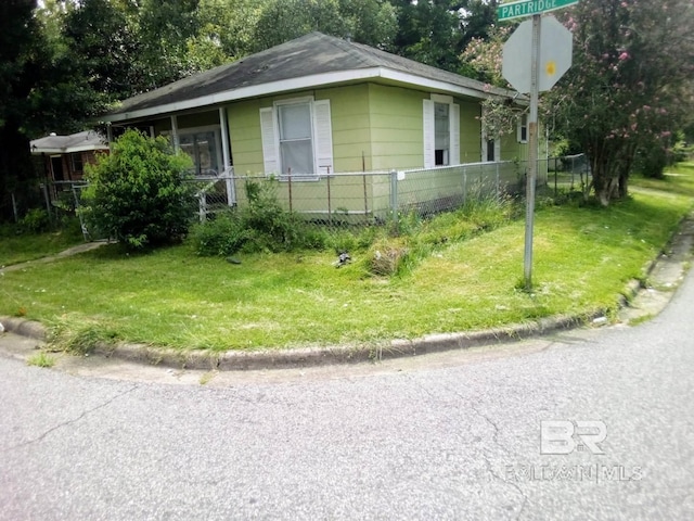 view of front of property featuring a front lawn