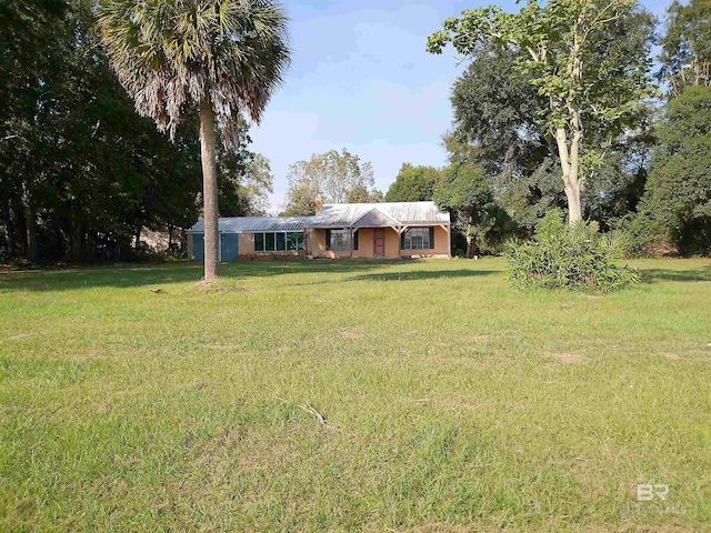 view of front of property featuring a front yard