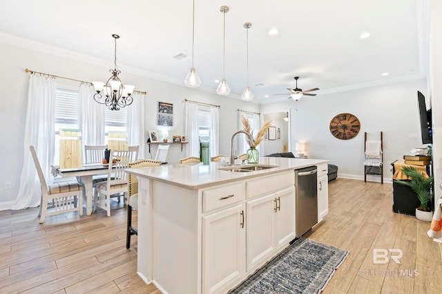 kitchen featuring ceiling fan with notable chandelier, light hardwood / wood-style flooring, a kitchen island with sink, sink, and white cabinetry