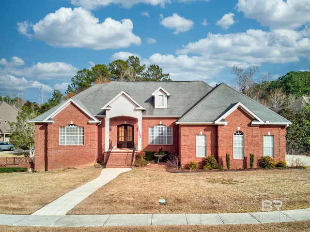 view of front of home featuring a front yard