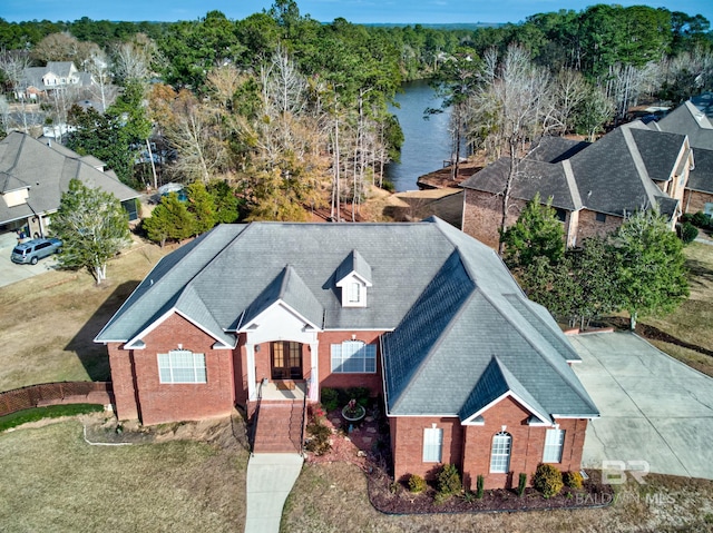 view of front of property featuring a water view and a front yard