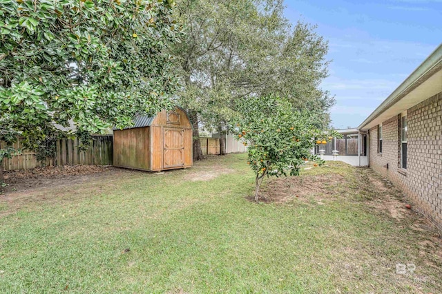 view of yard featuring a storage shed