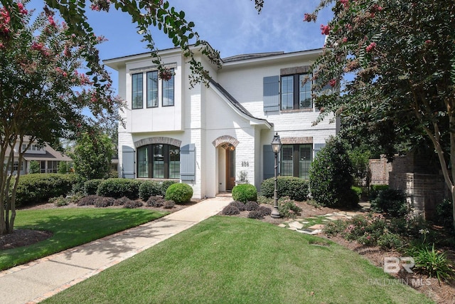 view of front of home featuring a front lawn