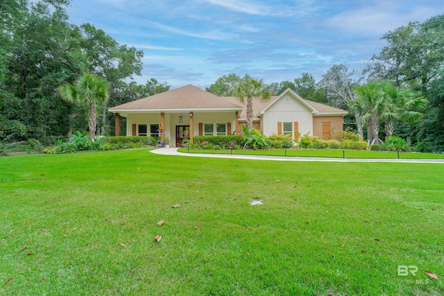 ranch-style home featuring a front lawn