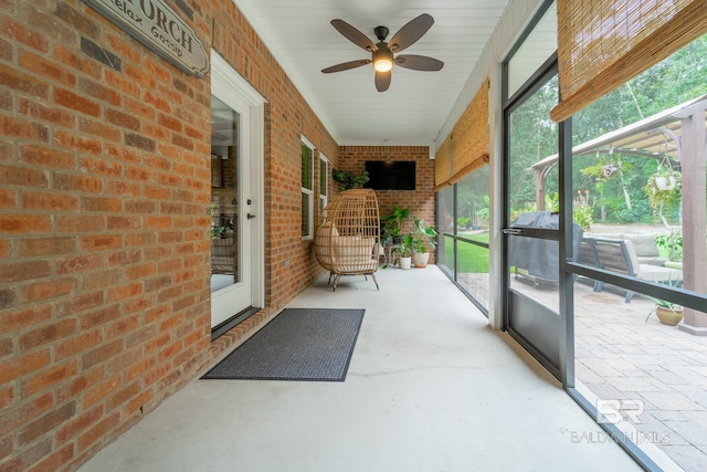 sunroom featuring a ceiling fan