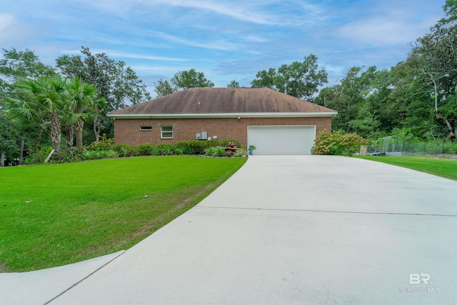 view of front of home featuring a front lawn, an attached garage, brick siding, and driveway