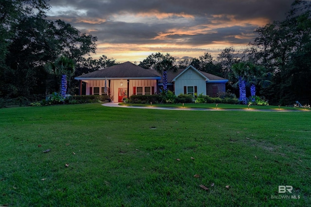 view of front of home featuring a front yard