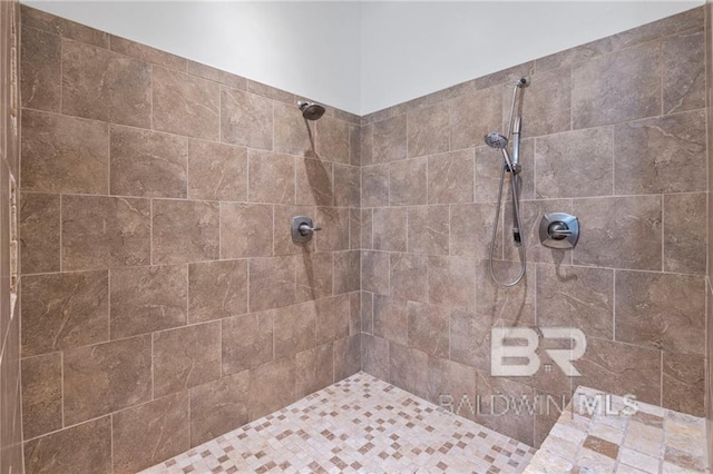 bathroom featuring tiled shower