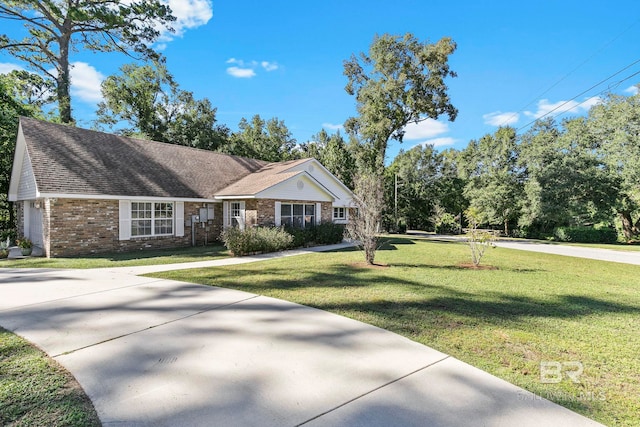 single story home with a front lawn