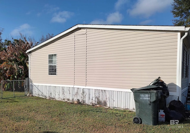 view of side of property featuring a yard