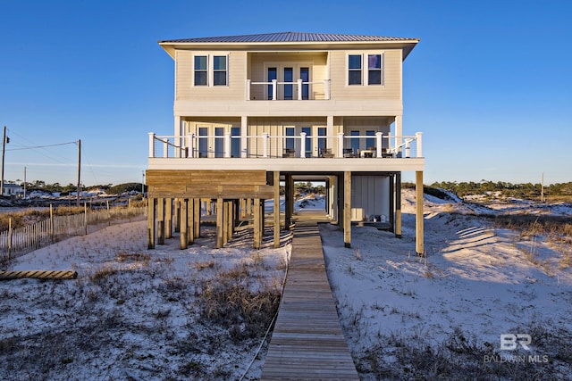 view of front of property featuring a balcony