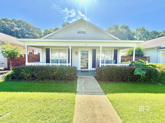 33 Cottage Dr, Fairhope, AL 36532 - bungalow-style home featuring a porch and a front lawn