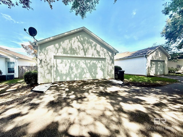 33 Cottage Dr, Fairhope, AL 36532 - view of side of property featuring a garage and an outdoor structure