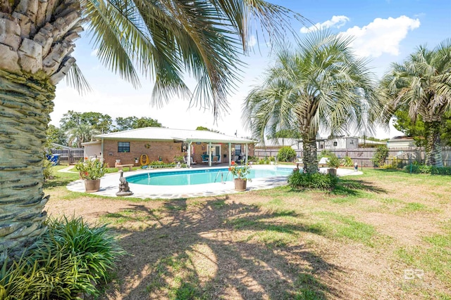 view of swimming pool featuring a lawn