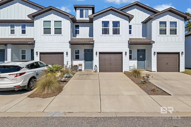 view of front facade featuring a garage