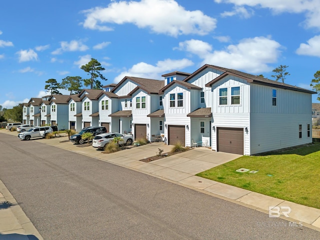 townhome / multi-family property featuring a front yard