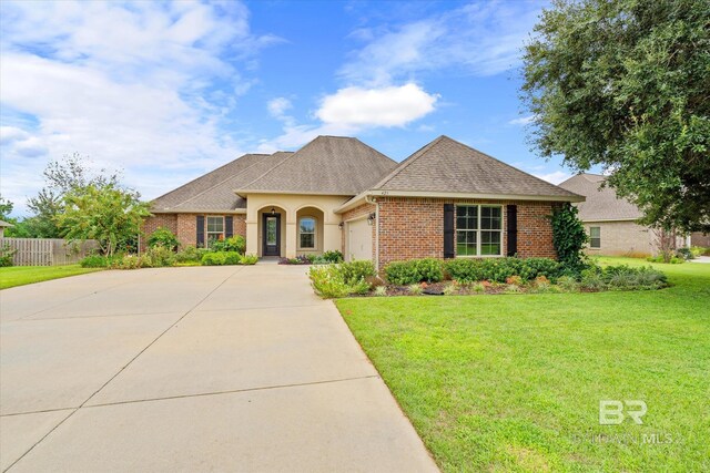 view of front of house featuring a front yard