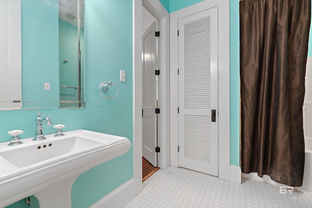 bathroom featuring sink