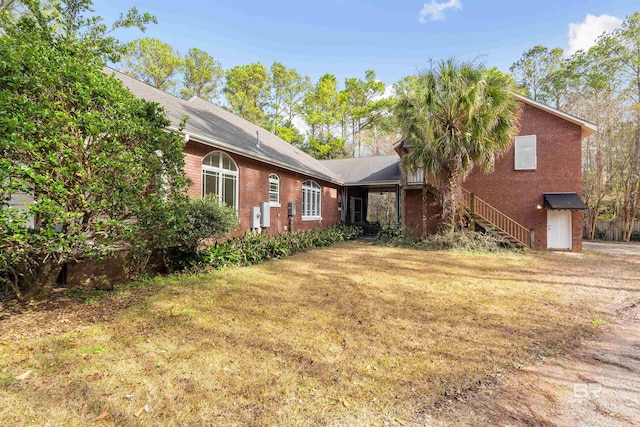 view of front facade with a front yard