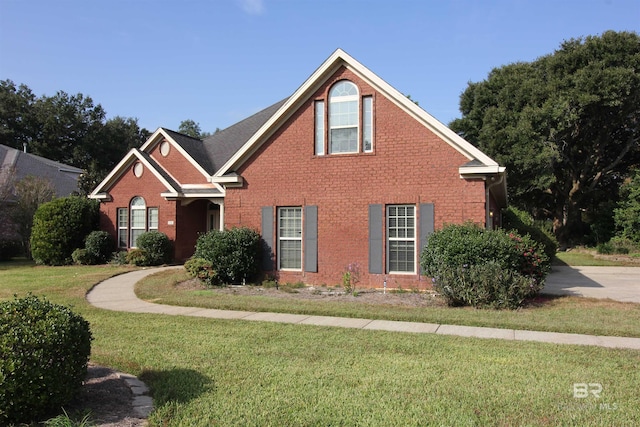 front of property with a front lawn