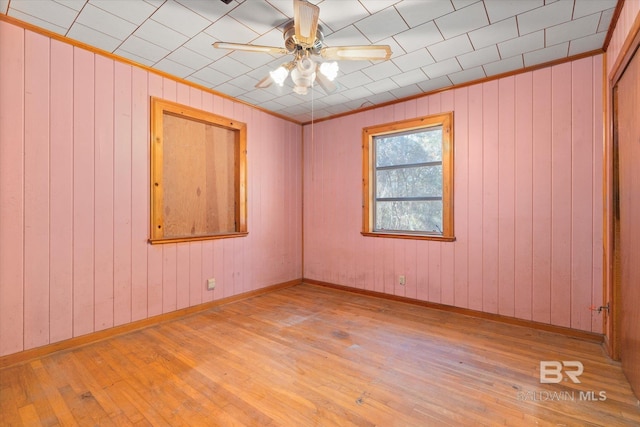 empty room featuring crown molding, light hardwood / wood-style floors, and ceiling fan