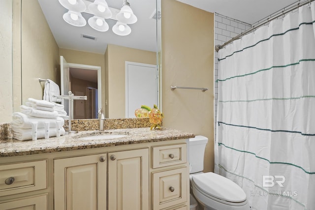 full bath with toilet, a shower with curtain, visible vents, and vanity