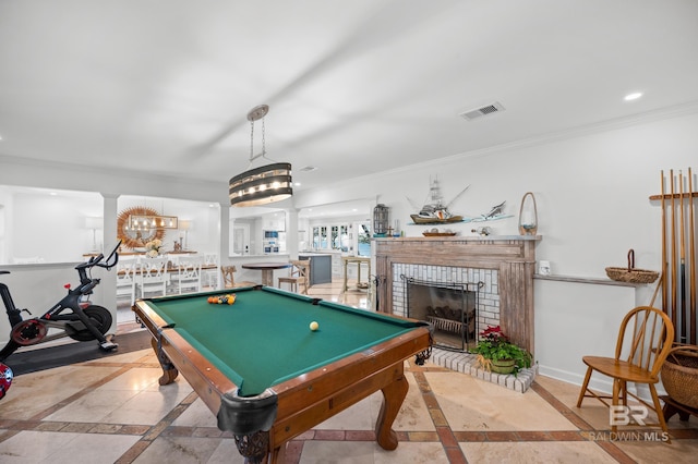 recreation room with crown molding, a dry bar, recessed lighting, visible vents, and baseboards