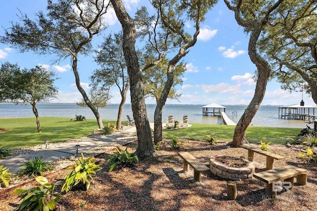 view of yard featuring a water view